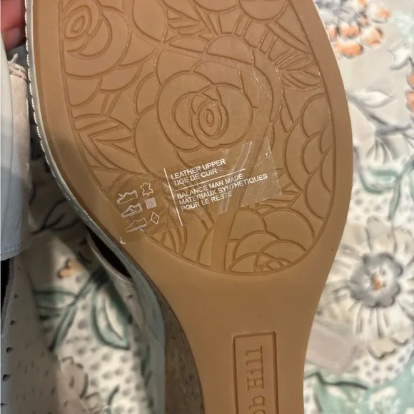 Cobb Hill brand new beige wedge sandals - Picture 5 of 10